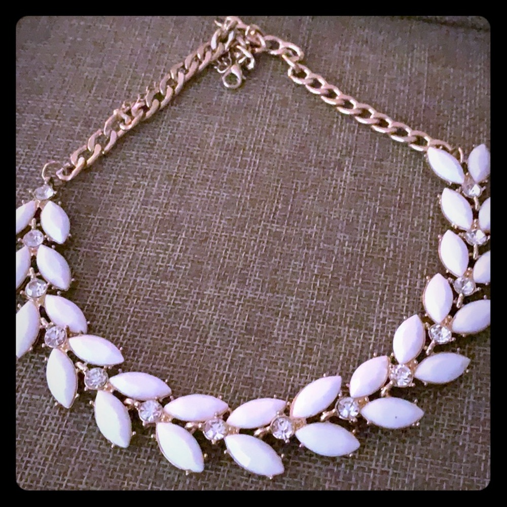 While leafs necklace
